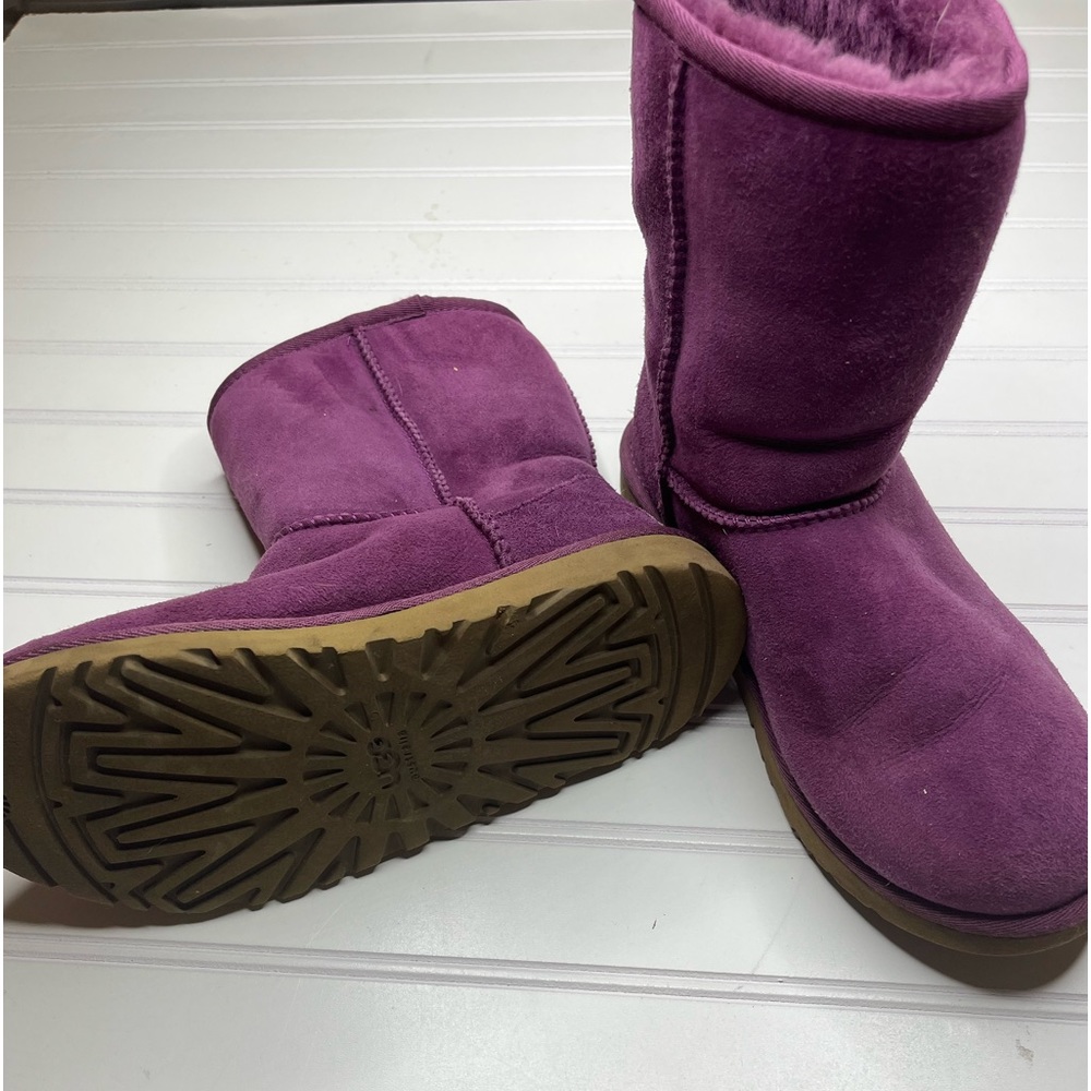Gently used uggs size 5